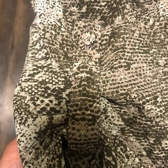 Dr2 lapel v-neck blouse 3/4 buttoned sleeves - Picture 3 of 5